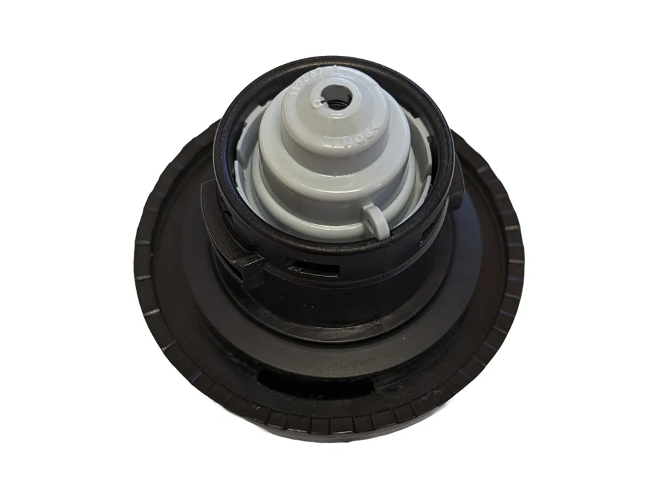 2020+ Defender (L663) Locking Fuel Cap - Image 3